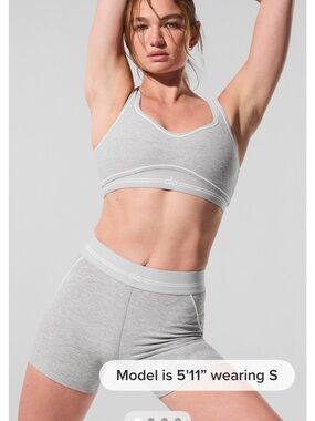 ALO yoga aloft heart throb short 4”